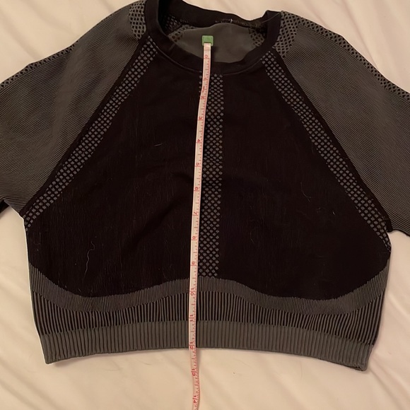 Cropped Workout Top - Picture 2 of 3